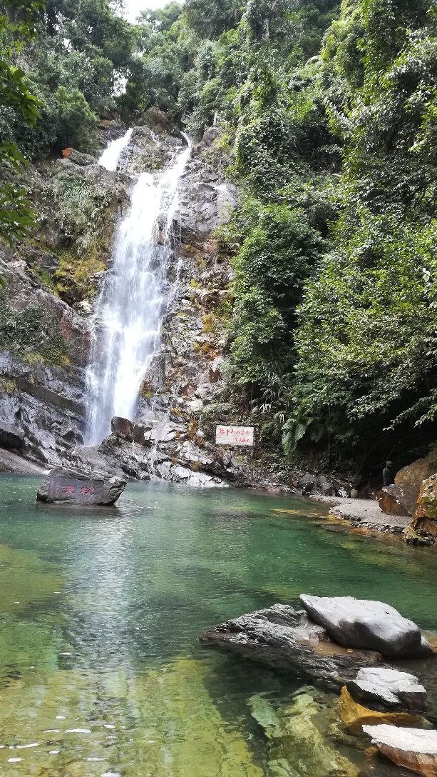 鼎湖山飛水潭,又名龍潭飛瀑,位於鼎湖山南半山腰,慶雲古剎下東側.