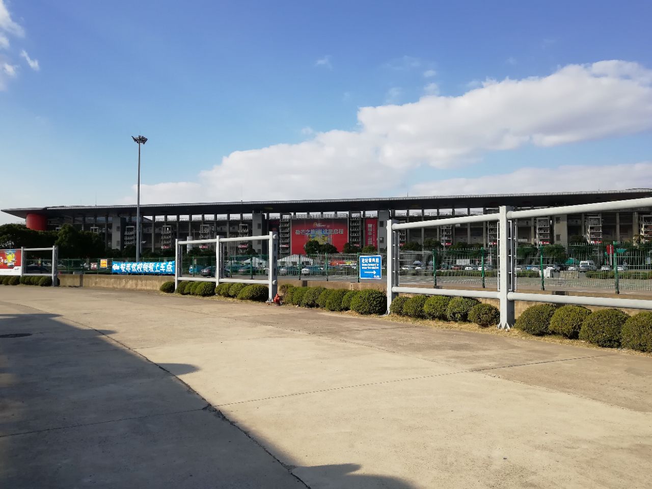 于嘉定区安亭镇东北,从地铁11号线上海赛车场站出来步行几百米就到了