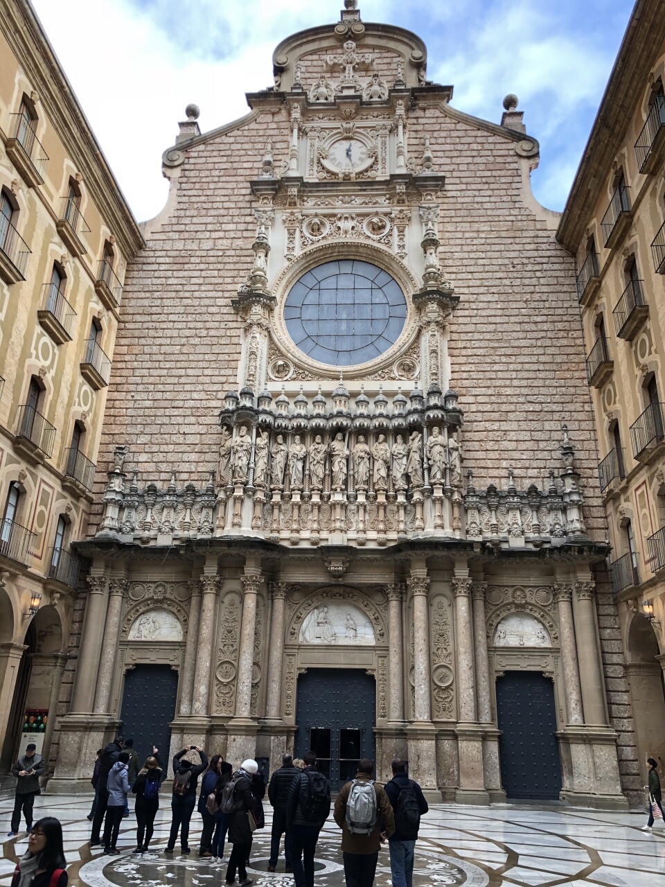 修道院建筑宏伟漂亮,而且保留着非常传统的男童唱诗班.