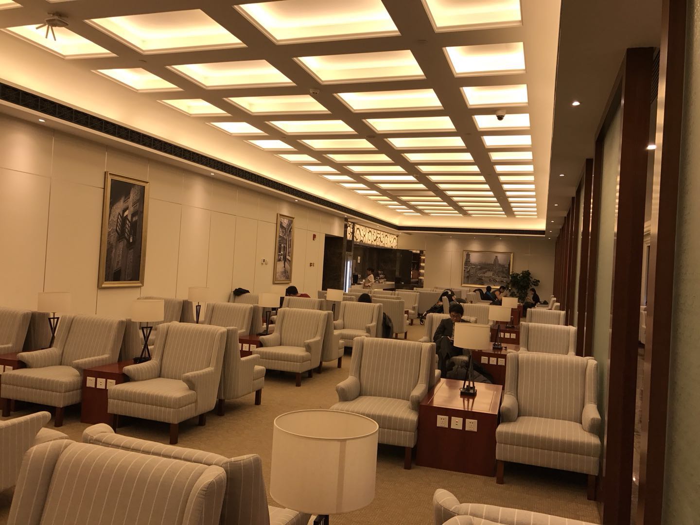2020浦东机场国航头等贵宾室美食餐厅,整个的休息厅非常的空环境