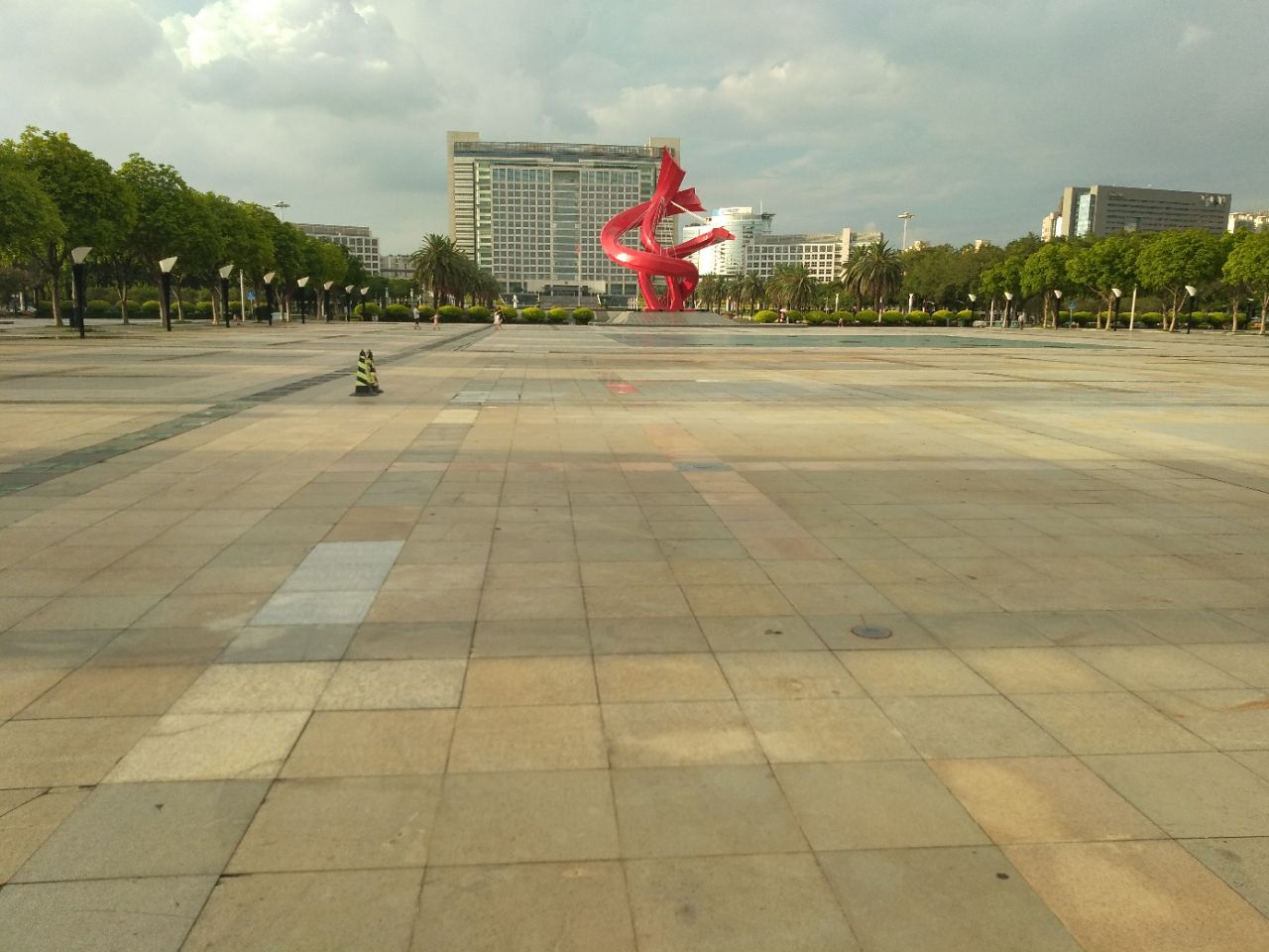 2019中心广场游玩攻略,孟德斯鸠说过:美必须干干净. 【去哪儿攻略】