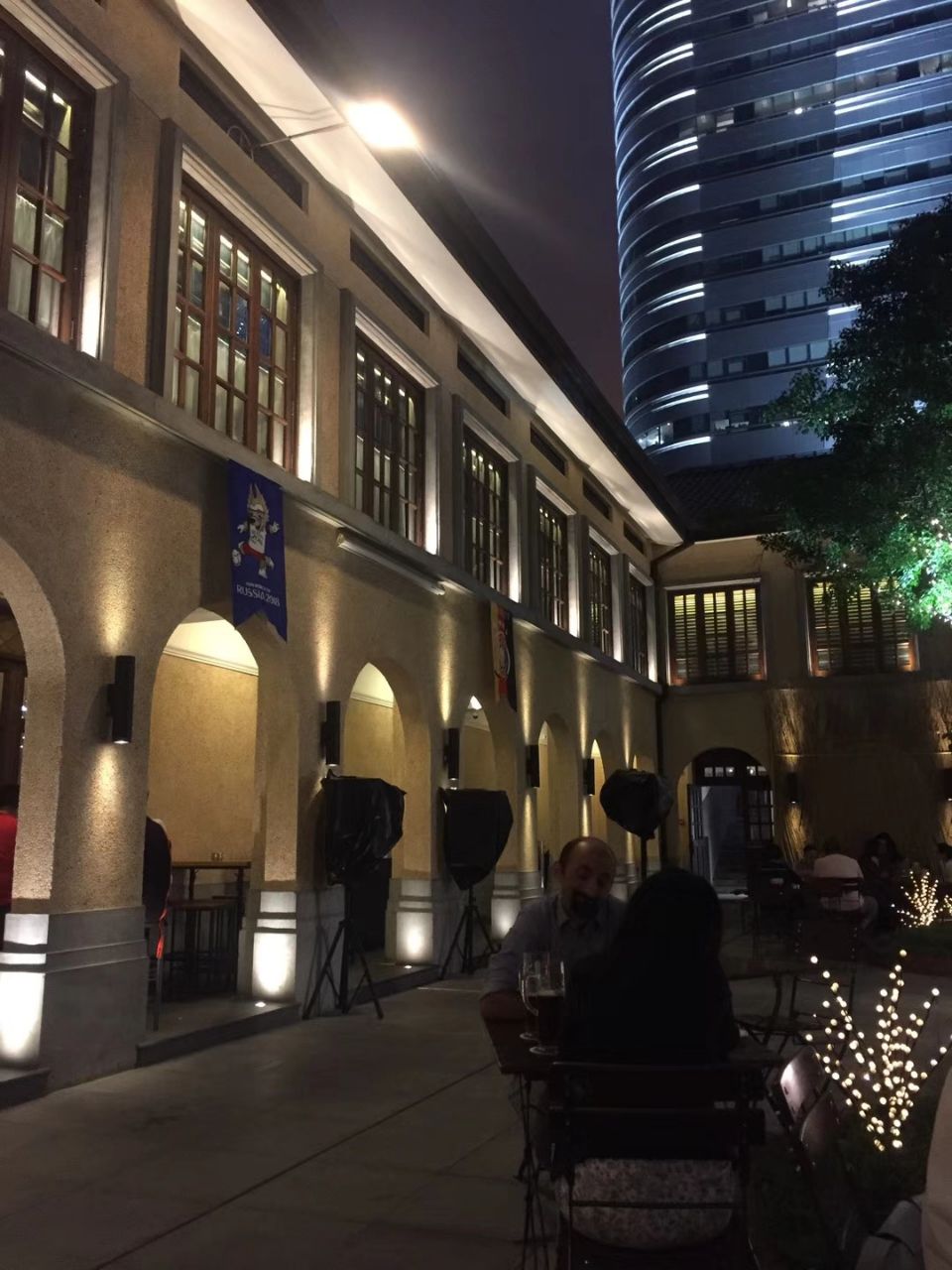 来新天地的宝莱纳虽然是节假日人也不算多选了一楼靠窗的位子可以看到