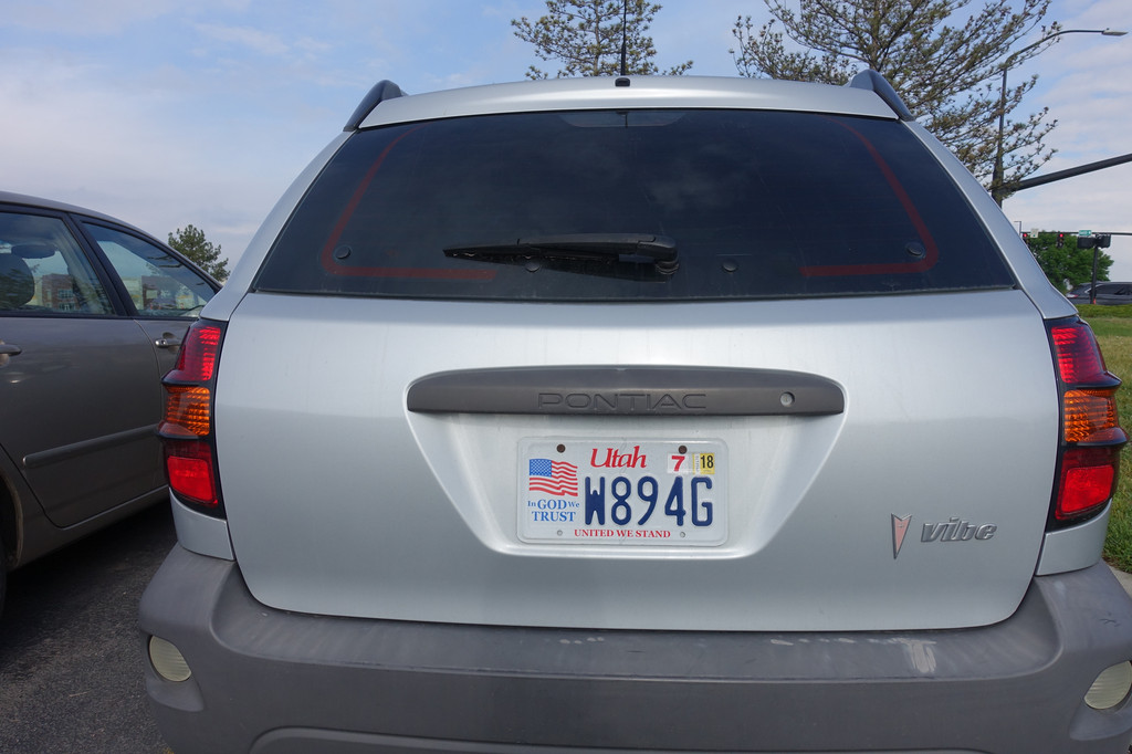 是主人的喜好,也是表明大约是西部牛仔州的 这个是个性假车牌,美国是