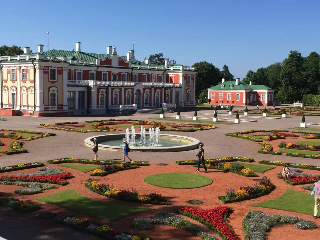 (又称爱沙尼亚的夏宫),花园的宫殿非常的大气,红色的外墙面十分的喜庆