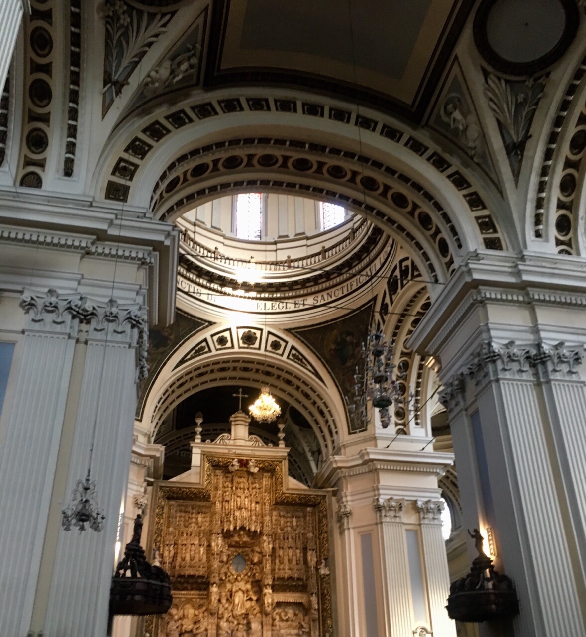 萨拉戈萨是西班牙的第五大城市,皮拉尔圣母大教堂位于这里的古镇上