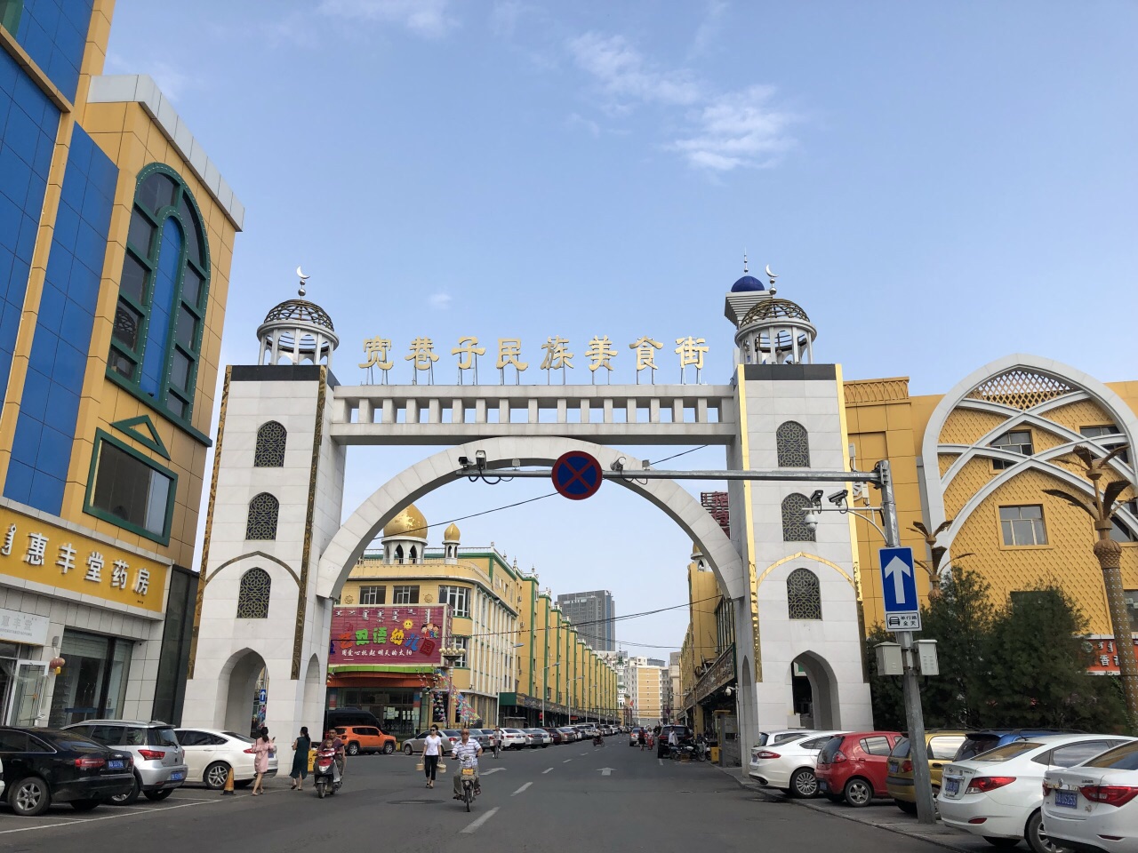 呼和浩特伊斯兰建筑特色景观街位于回民区通道南路全长1150米,回族