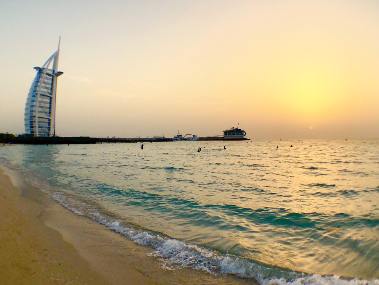 迪拜朱美拉公共海滩攻略,迪拜朱美拉公共海滩门票/游玩攻略/地址/图片/门票价格【携程攻略】