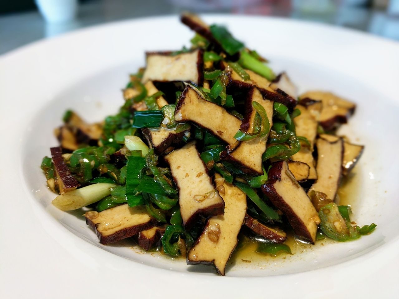 青椒炒卤香干^卤好的豆干,切成小条状,伴着青椒爆炒,口感q弹,也屎很