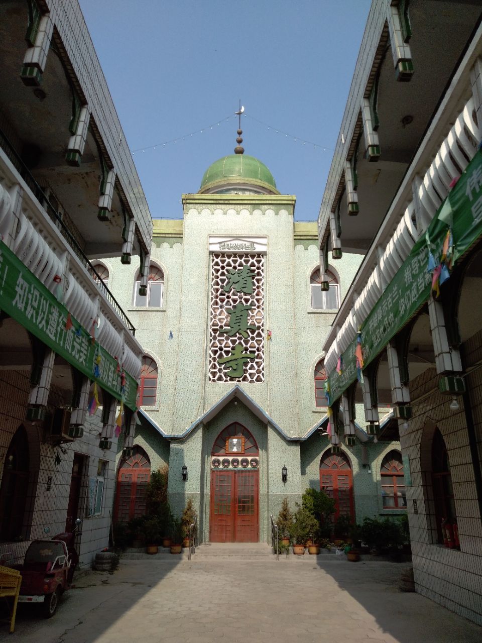 开封市王家胡同清真寺座落在汴京公园边上的王家胡同回民居住区内,该