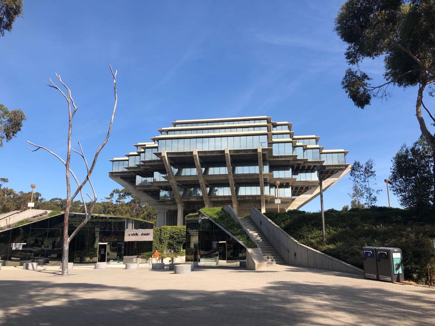 圣地亚哥大学图书馆是ucsd的主要图书馆.