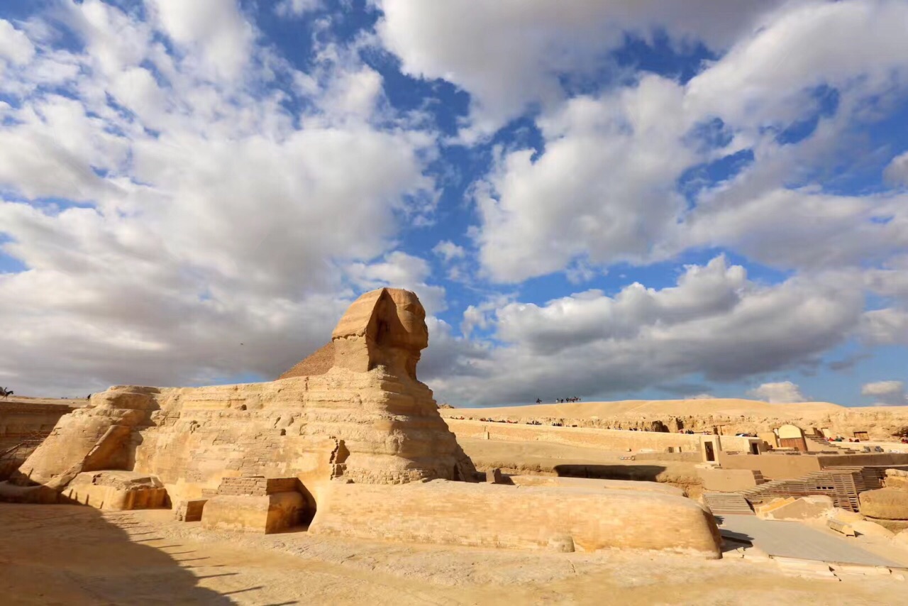 弯曲金字塔，是古埃及第四王朝第一位法老萨夫罗在位时期修建的