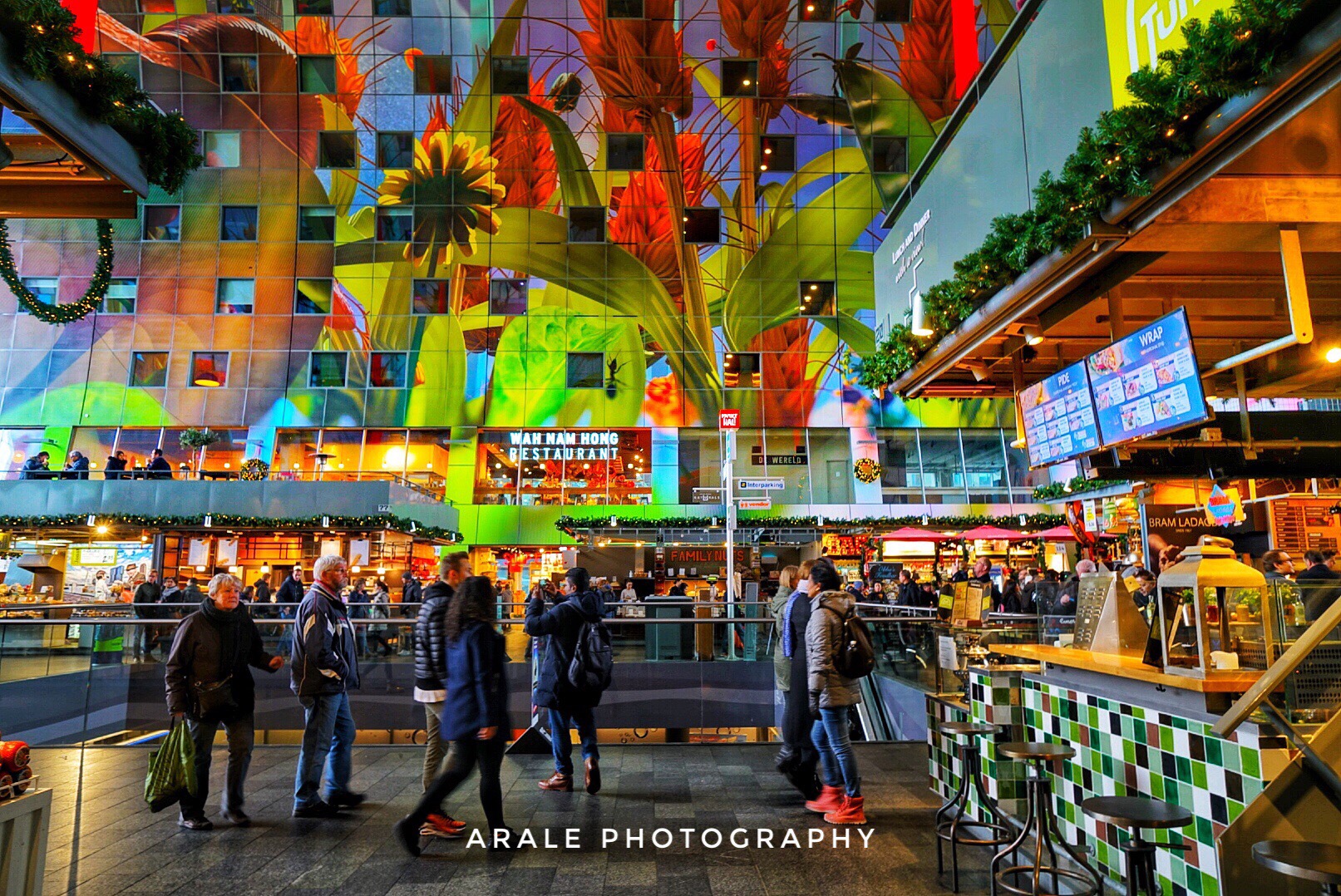 荷兰鹿特丹-2015 年 5 月 9 日：人们在鹿特丹 Markthal 购物高清摄影大图-千库网