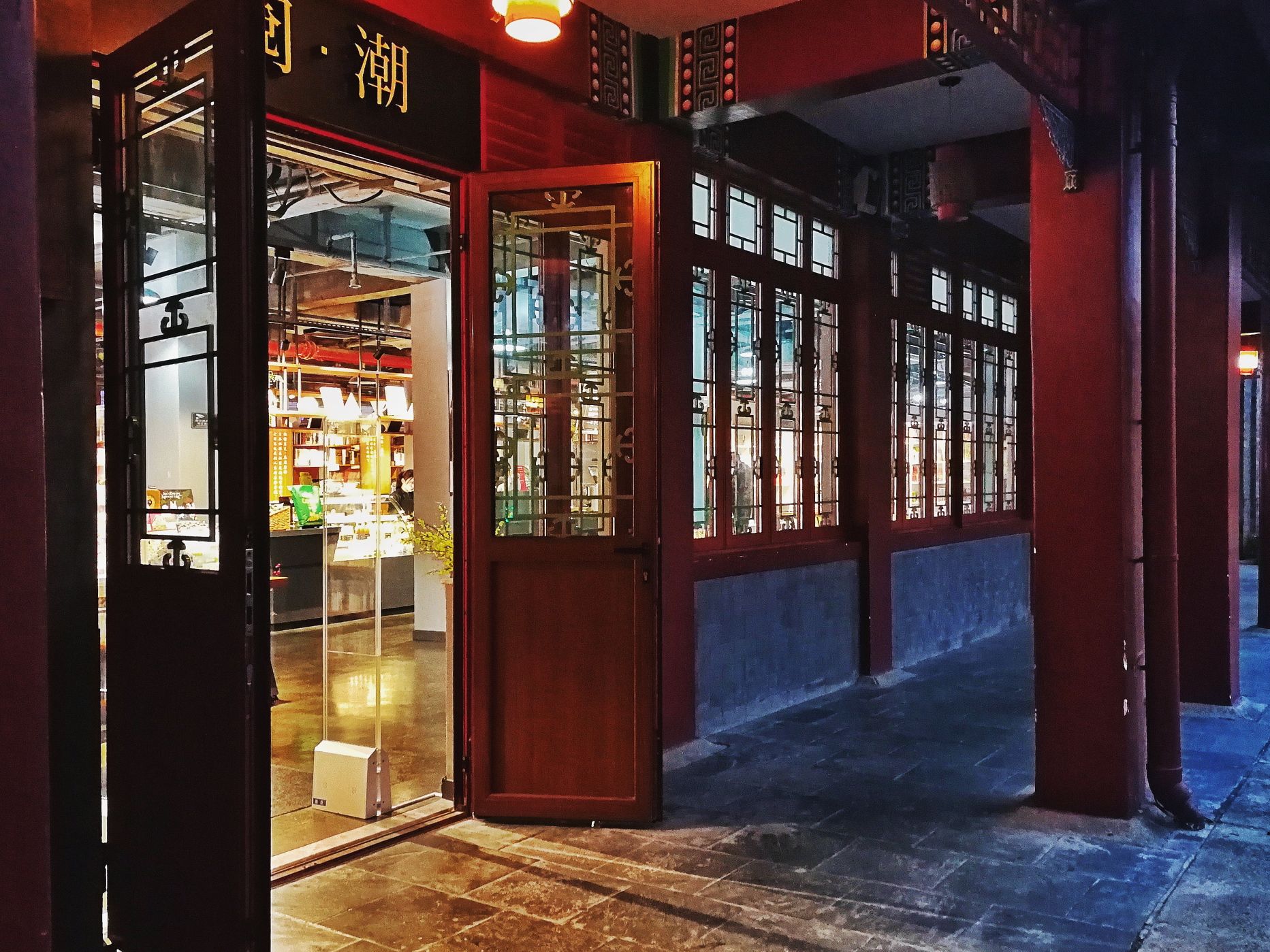 珠海近年来新开业不少有意思的书店,位于市文化馆内的阅潮也算一个