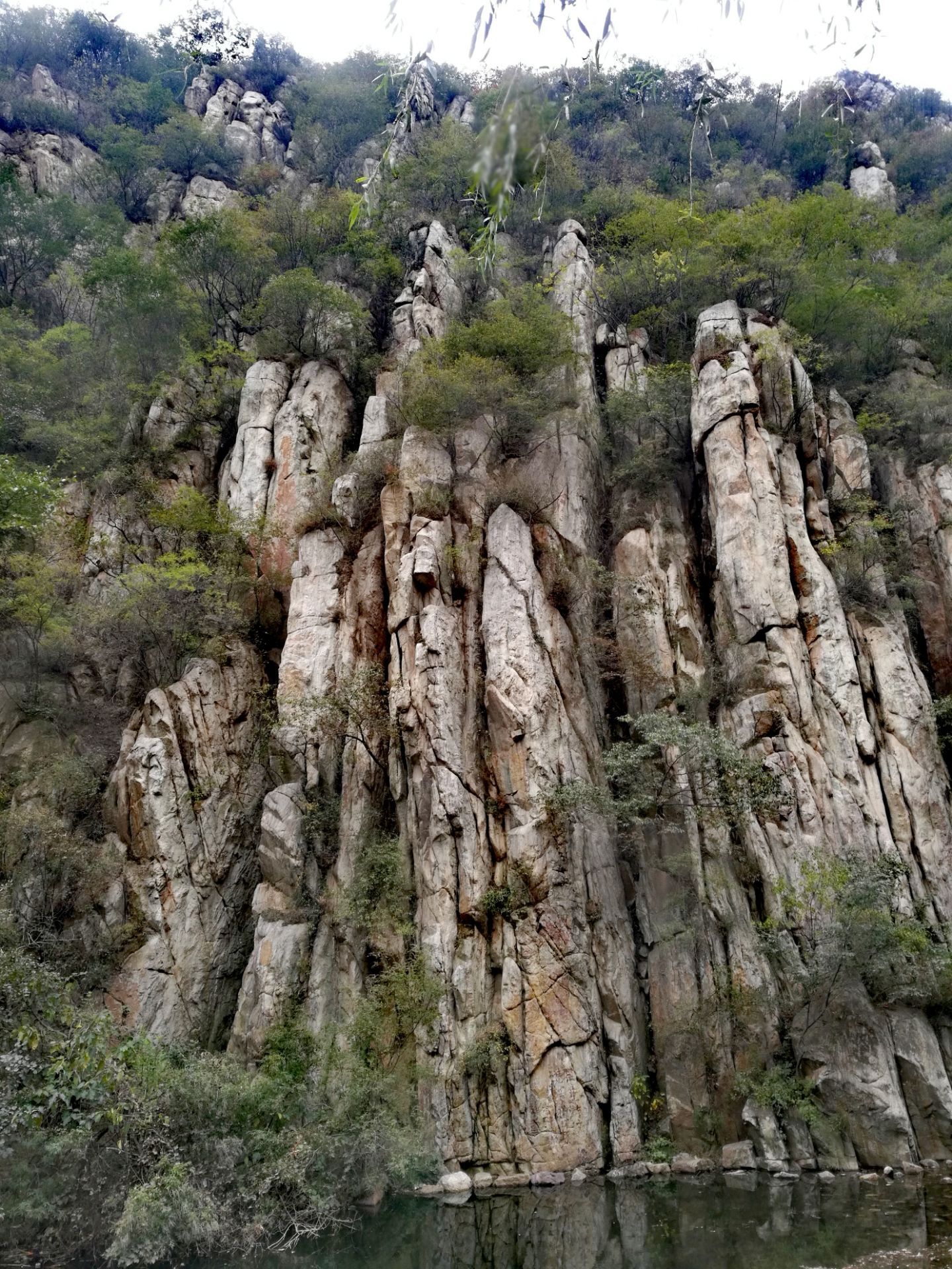 【携程攻略】伊川鹤鸣峡风景区景点,如果你是本地人，附近村庄的，可以免门票，请随意来玩。如果你开车到…