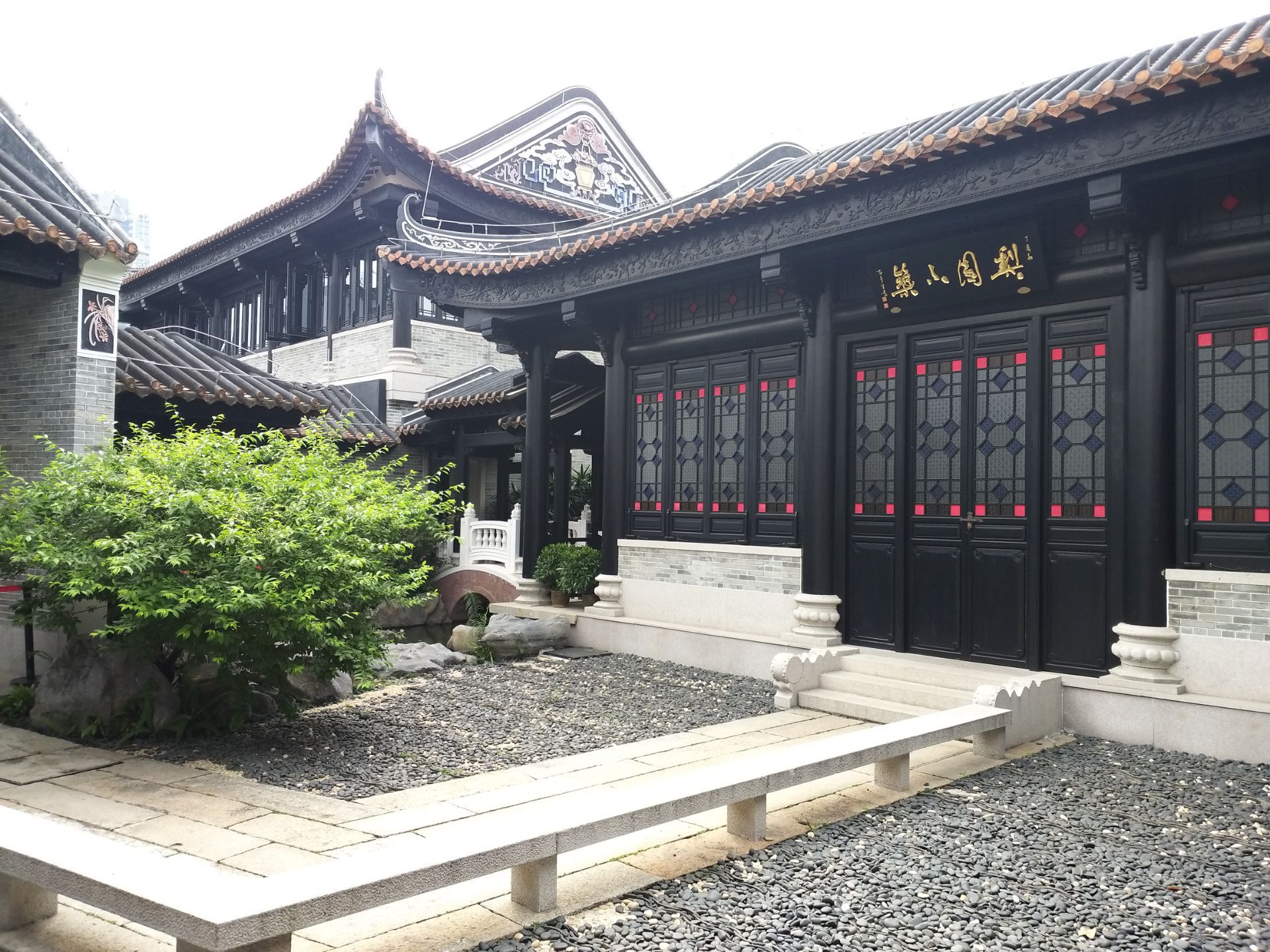 其建筑宏伟而特色极具江南园林风味而且展品丰富是认识粤剧的绝佳地方