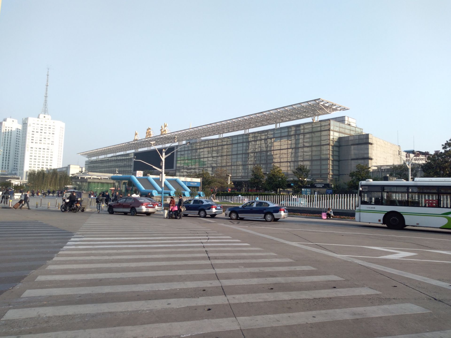 【携程攻略】景点,上海站一南广场是上海站进出的一个主要场所,相对北