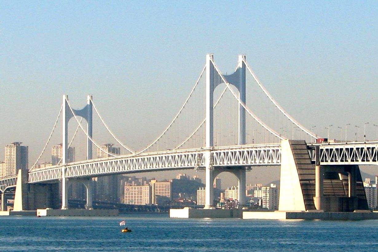 广安大桥是釜山的新象征是韩国最大的海上桥梁也是韩