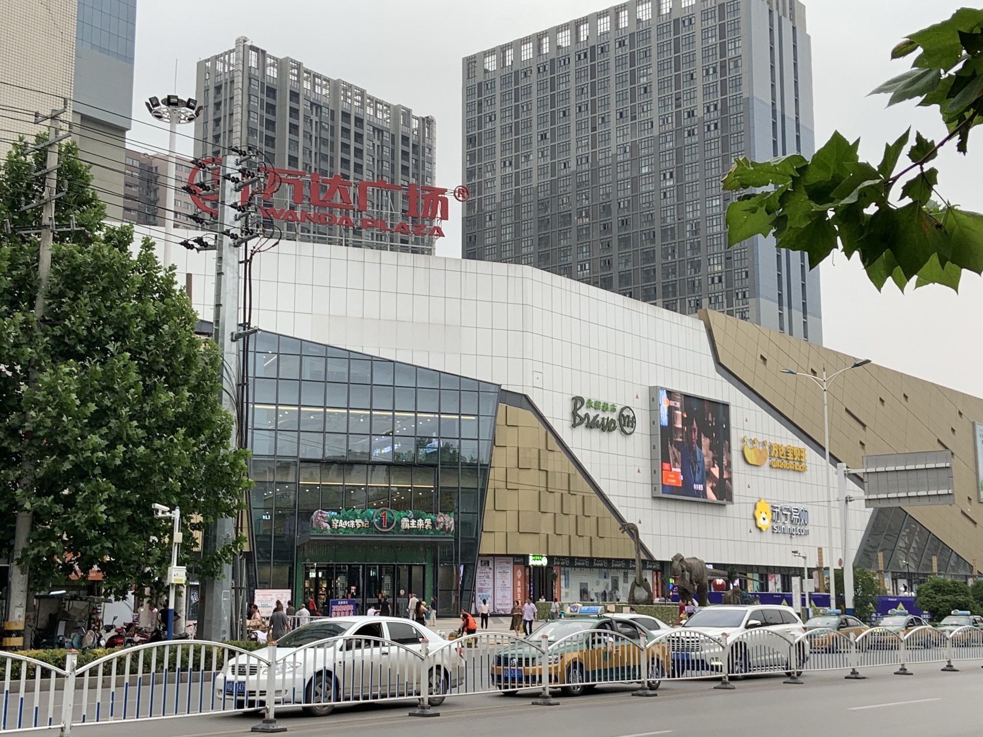万达广场的永辉超市在负一楼,超市入口就是星巴克对面,超市很大,表示