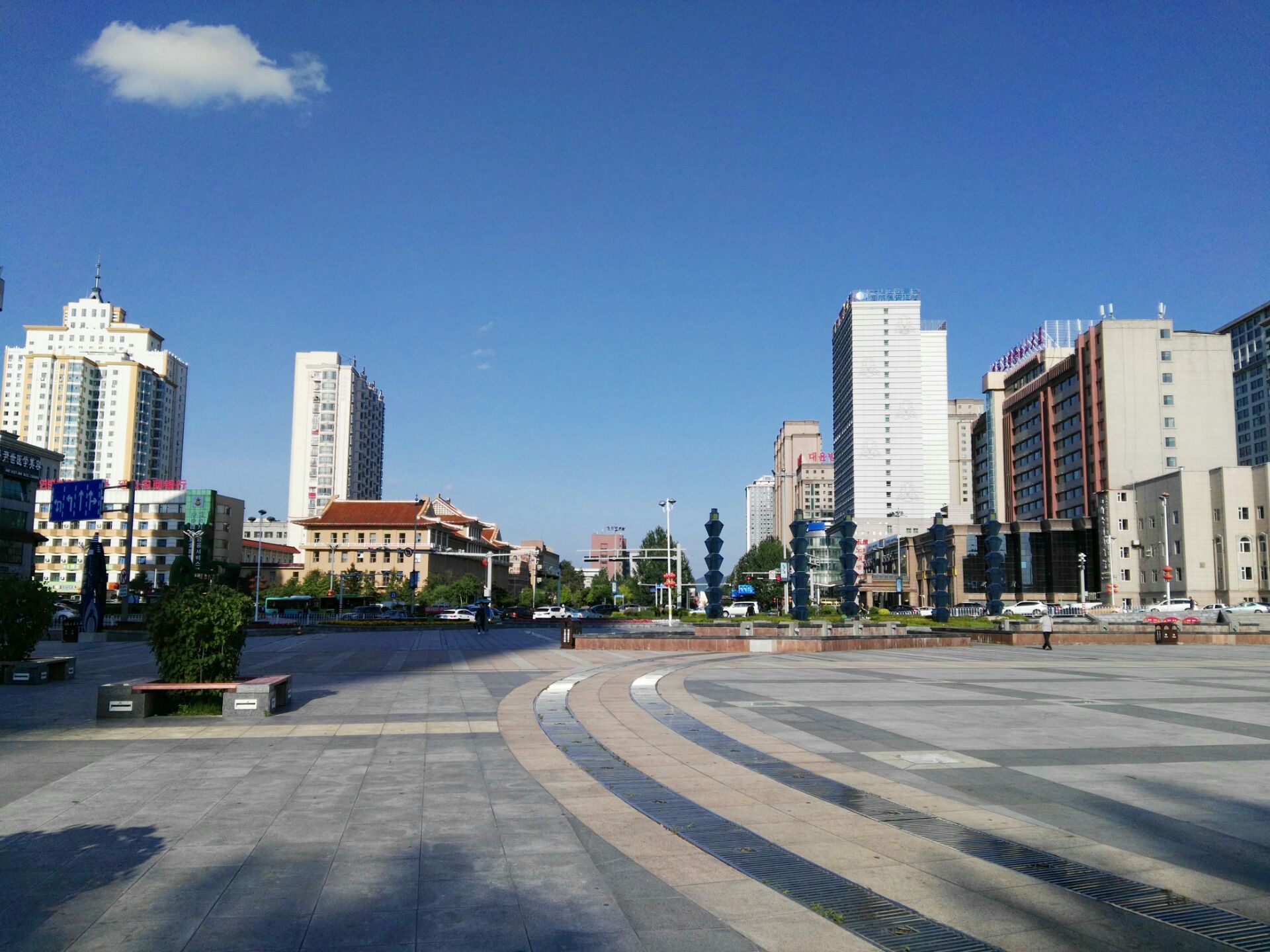 这个青年广场是延吉市人民最离不开的广场,娱乐休闲跳广场舞和文艺