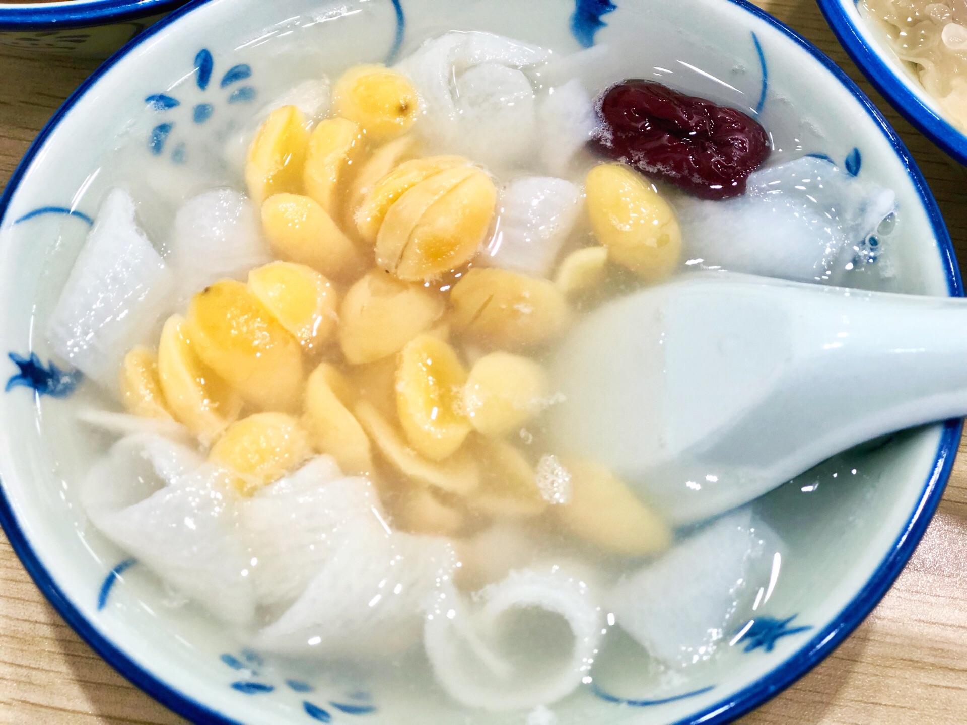 招牌的五果汤银耳汤红豆沙都点了我选择了炖桃胶银耳西米露真的是好吃