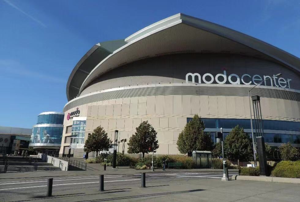 主场,未比赛其间外面的喷水池很有看头,如果是比赛