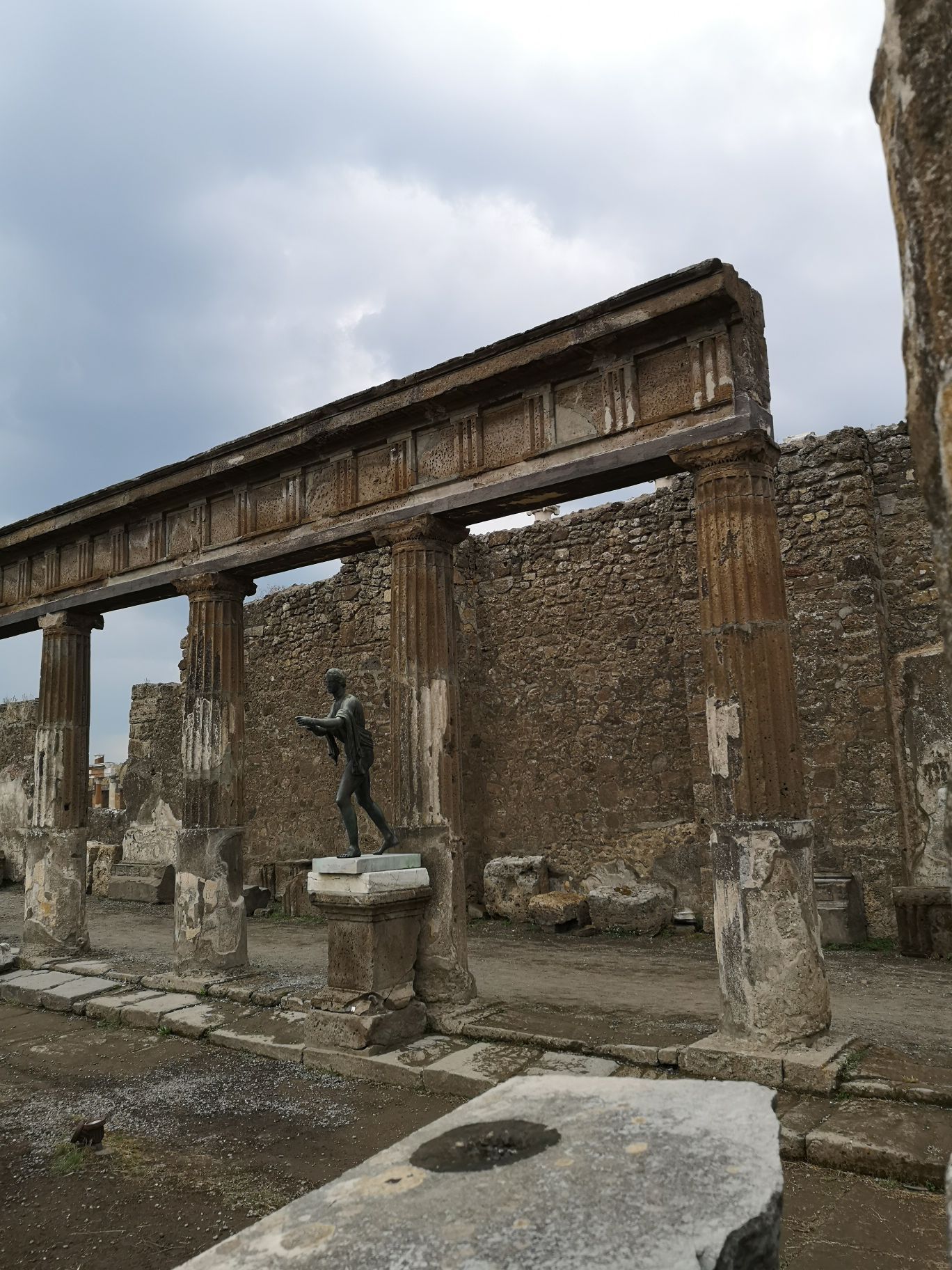 庞贝古城景点,这是一座曾经因火山灰掩埋而消失在历史中许久的古城