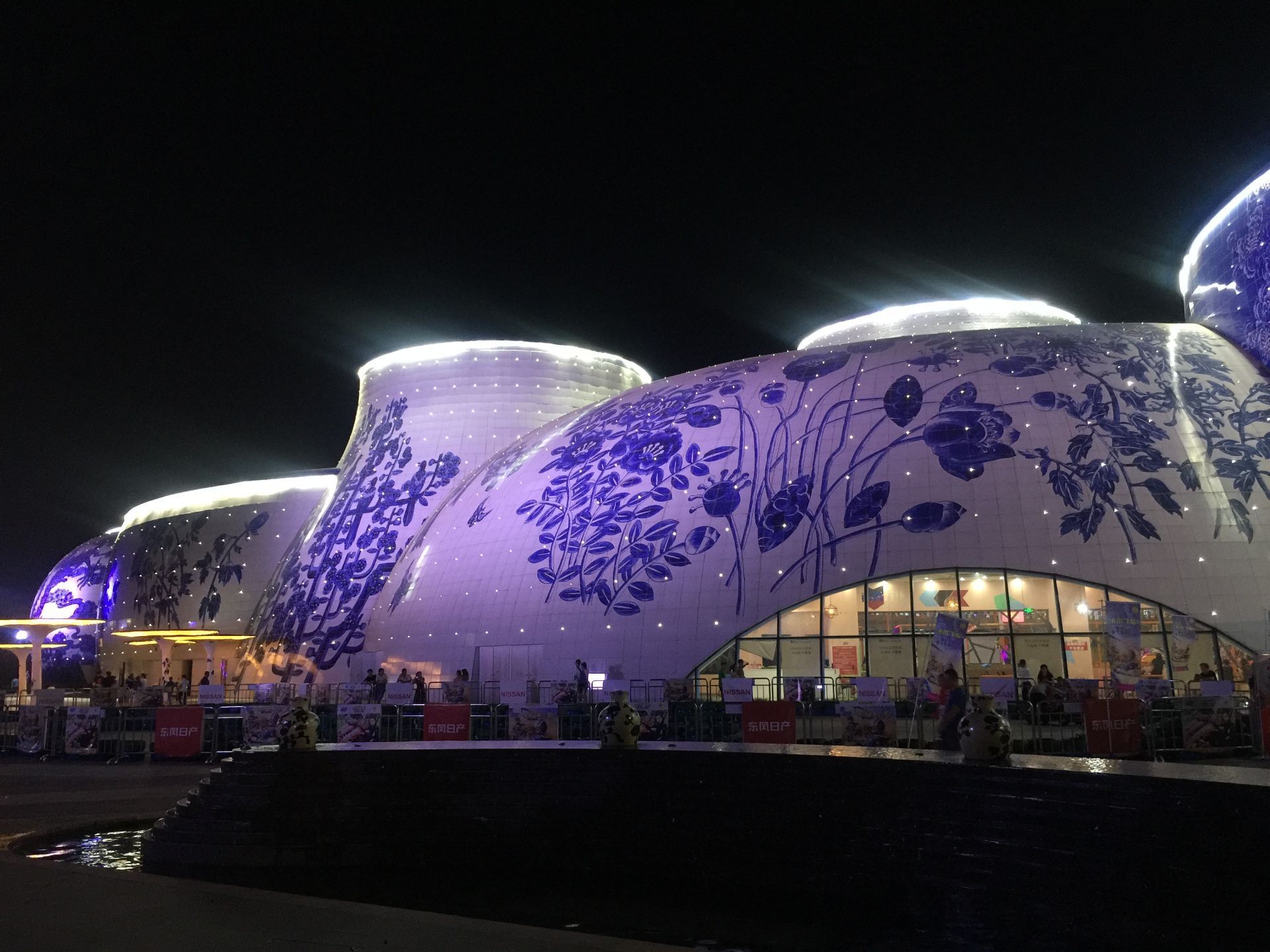 这个shopping mall是一个很有创意的建筑,外面是景德镇的青花瓷的样子