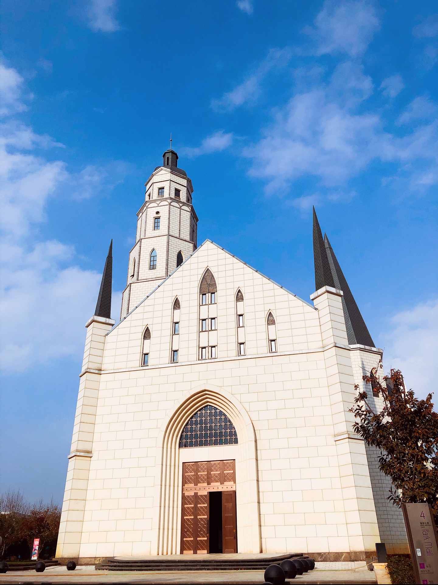 教堂水池等元素 吸引不少人前来拍照 

整个1903