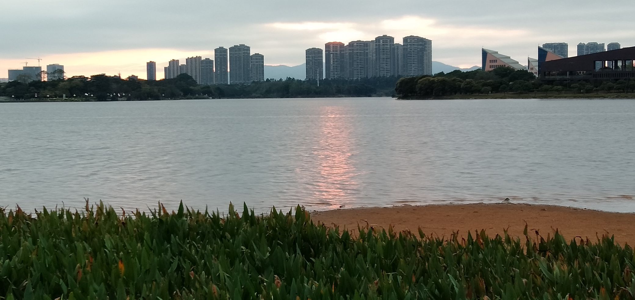 松湖烟雨,沿湖边走了2个多小时,感觉还是蛮好的