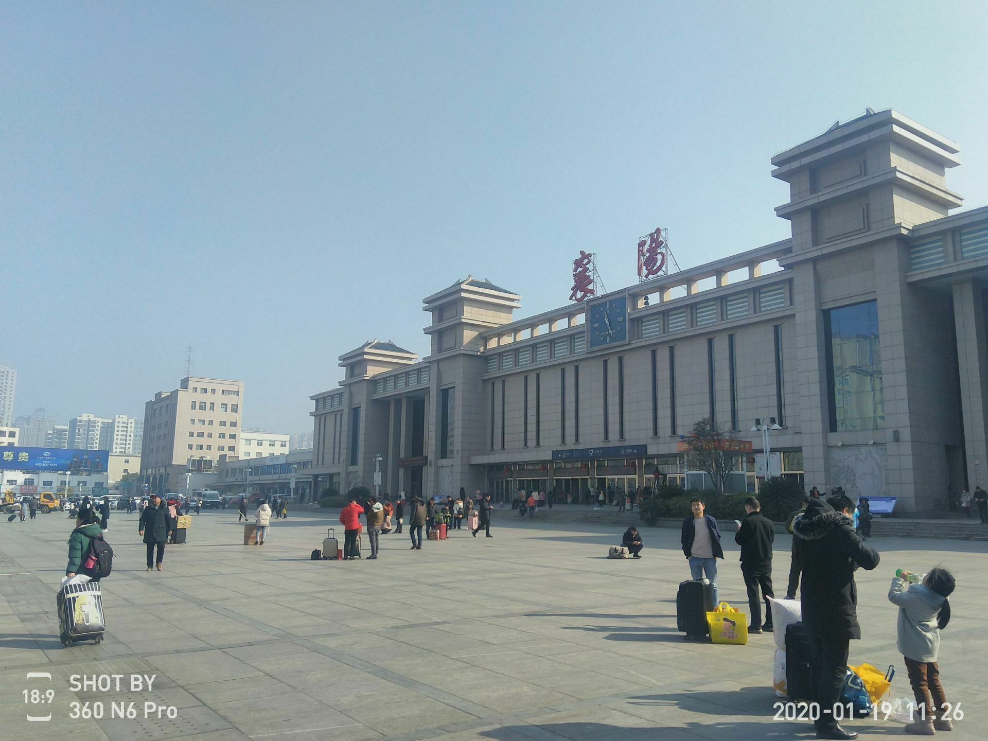 现在由于襄阳东站的建成和投入使用高铁和动车基本都转到了东站襄阳站