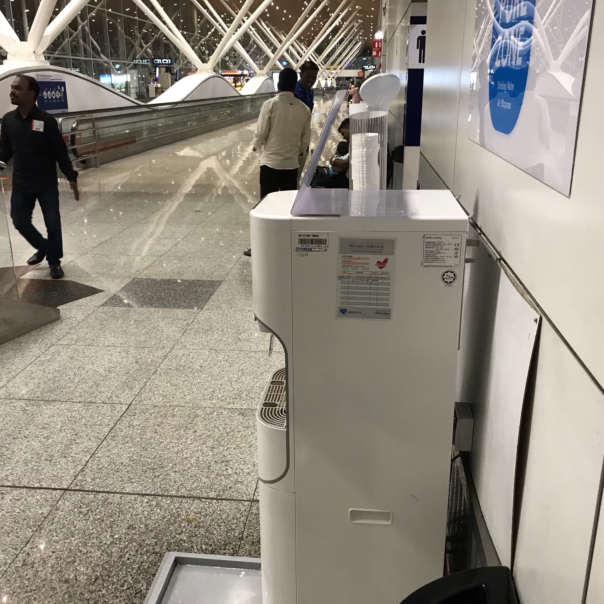 作为机场太垃圾了,先不说30 的登机口没有饮水机,接水要绕好远.