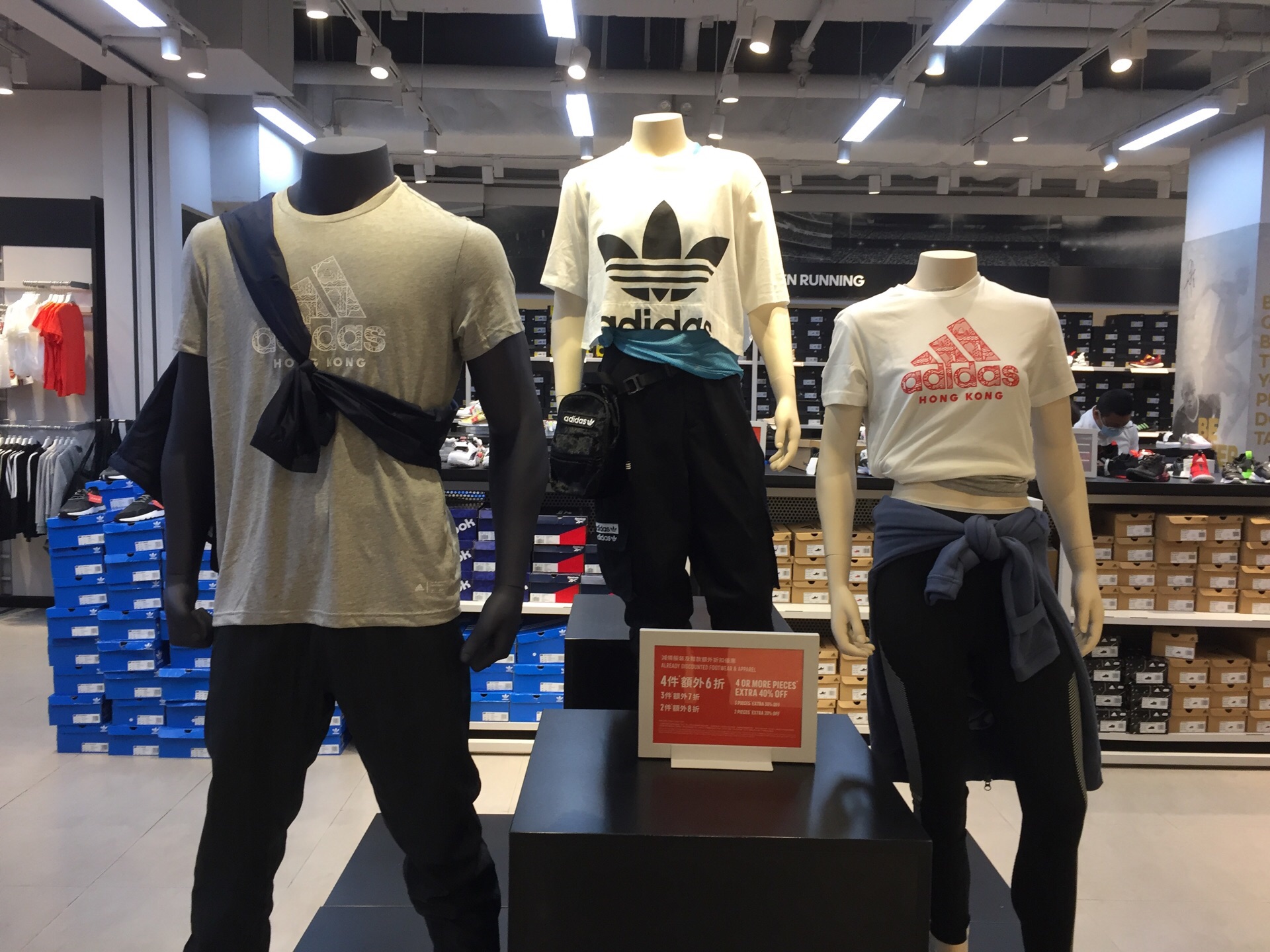 携程攻略 香港adidas Factory Outlet 杏花村 购物 杏花新城有不少运动用品的品牌店 而且后铺面积都不小 Adidas