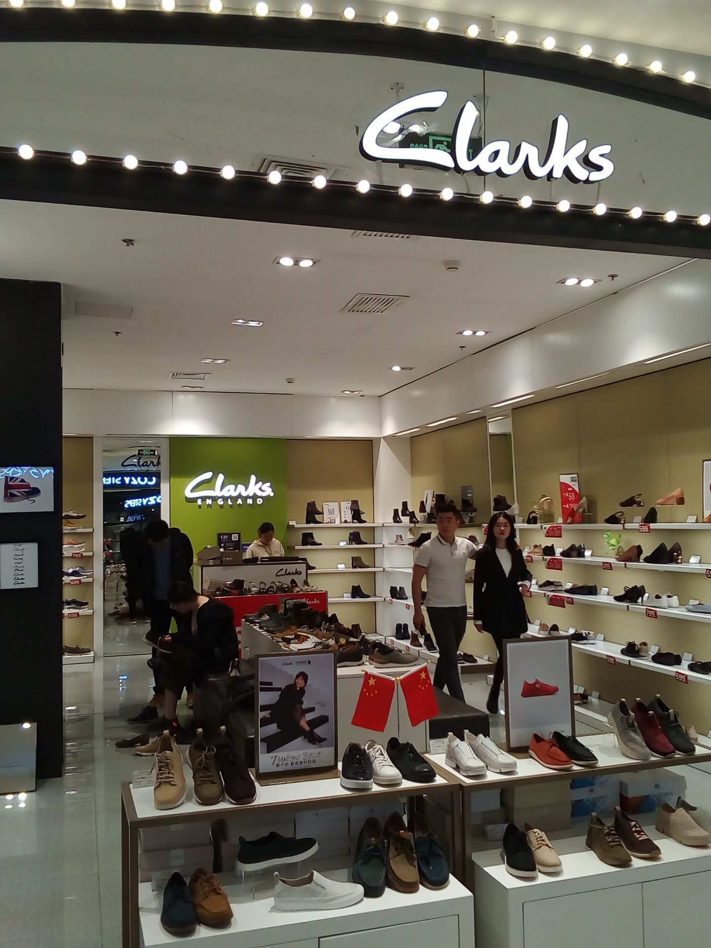 购物,【商品】来自欧洲的著名皮具品牌,售卖的皮鞋皮包款式新潮时尚