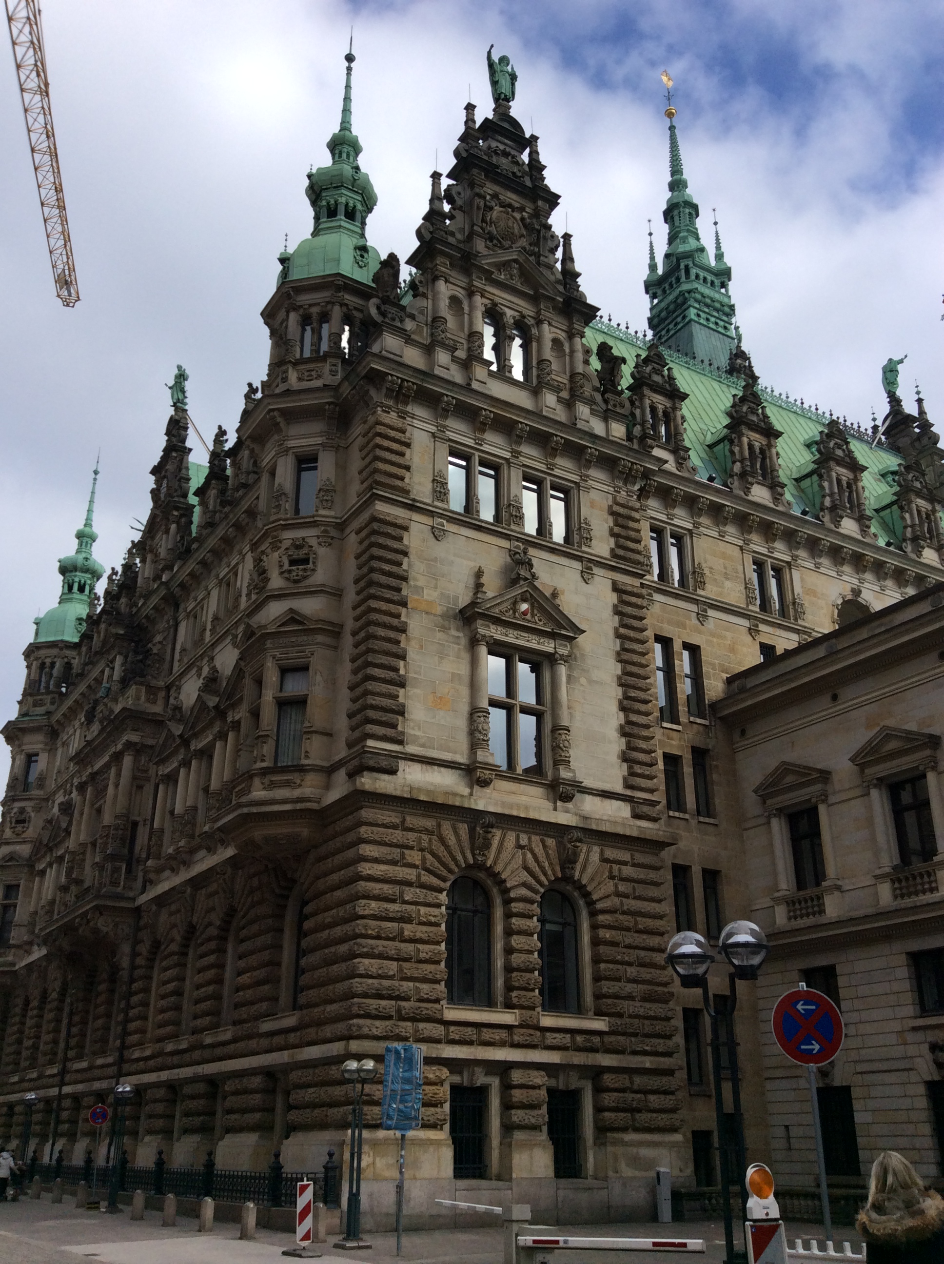 汉堡市政厅位于德国汉堡市风光秀丽的内阿尔斯特湖边,它背靠证券交易