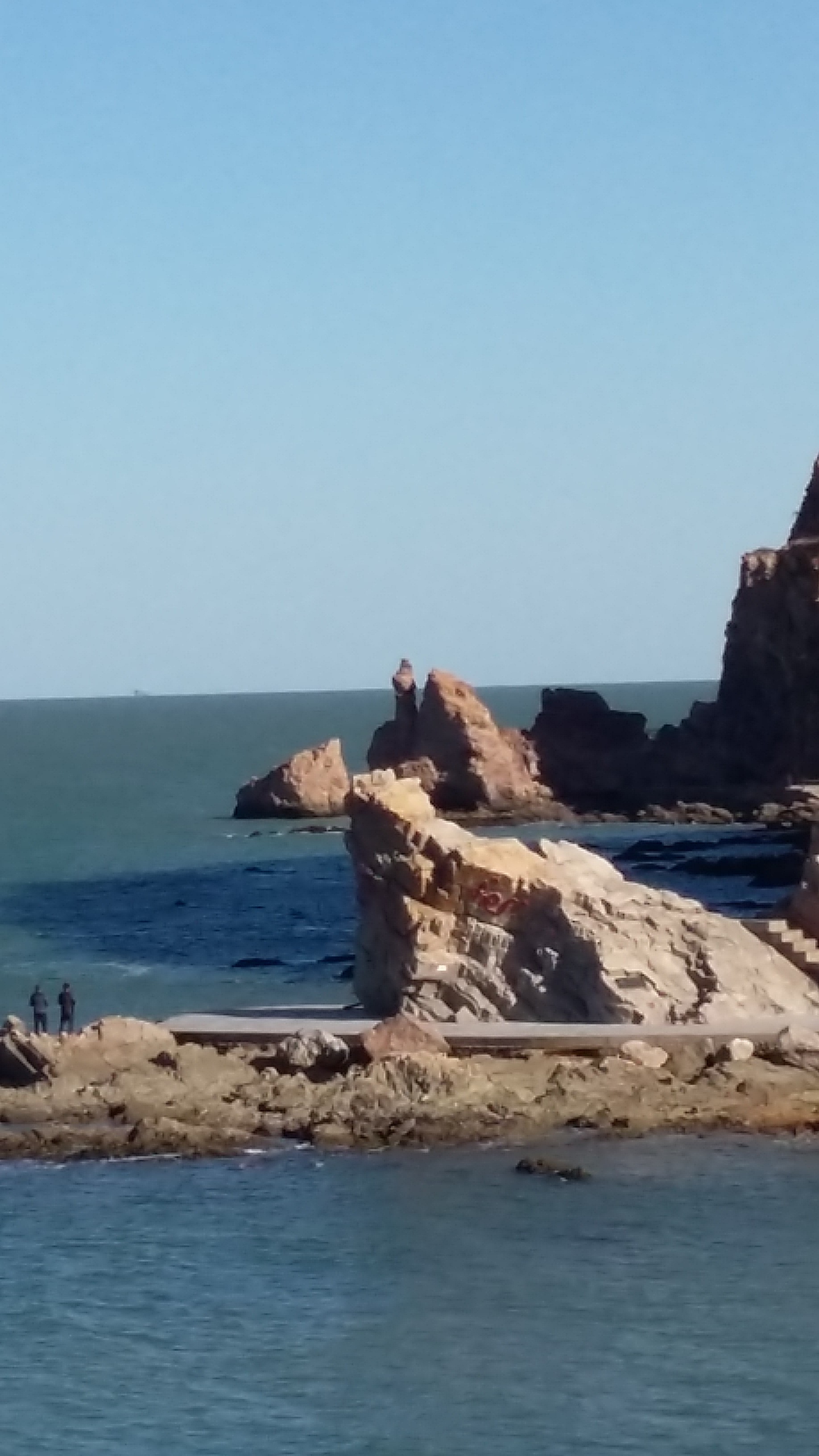 1,望夫礁坐落在南长山岛的脚下的望夫礁公园,园中有一礁石形状极像一