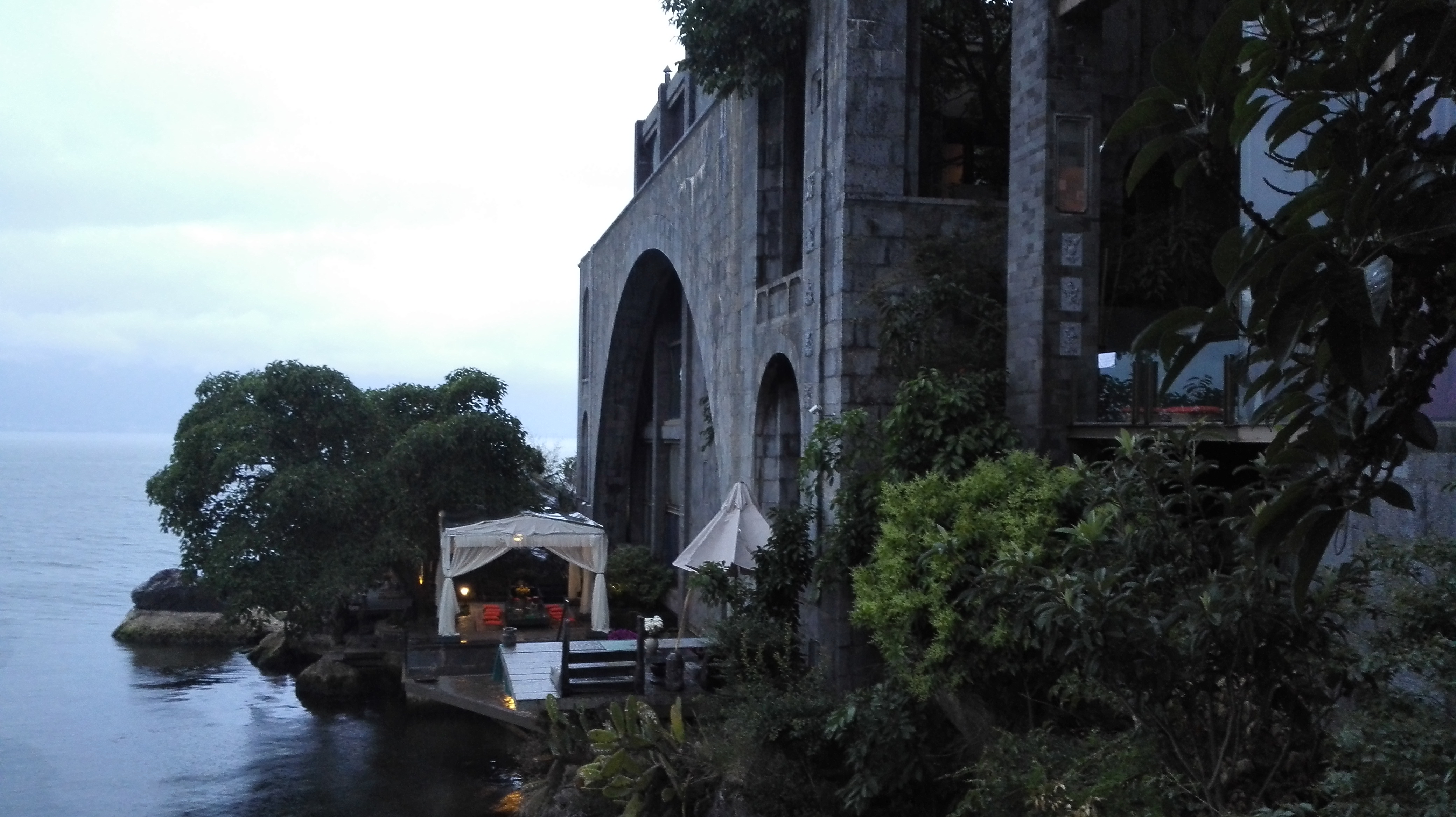 玉几岛风景区里有杨丽萍的太阳宫和月亮宫以及画家赵青的青庐,除了