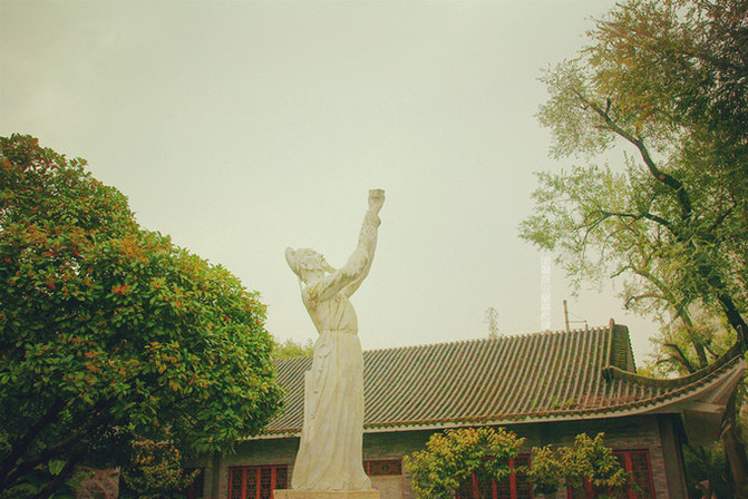 自祢衡墓沿阶梯下山,正好来到莲花湖. 狂者似乎多不得志.