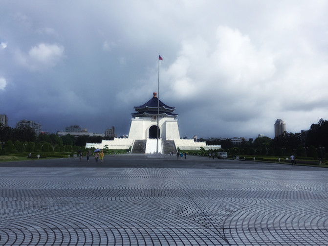 告诉我们到斜对面的南门市场后左转直走就是了.