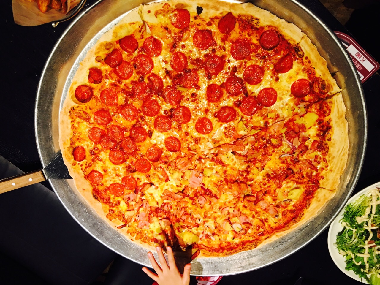 披萨不好说大个三四五六倍绝对没夸张站点披萨给人的总体印象就是一个