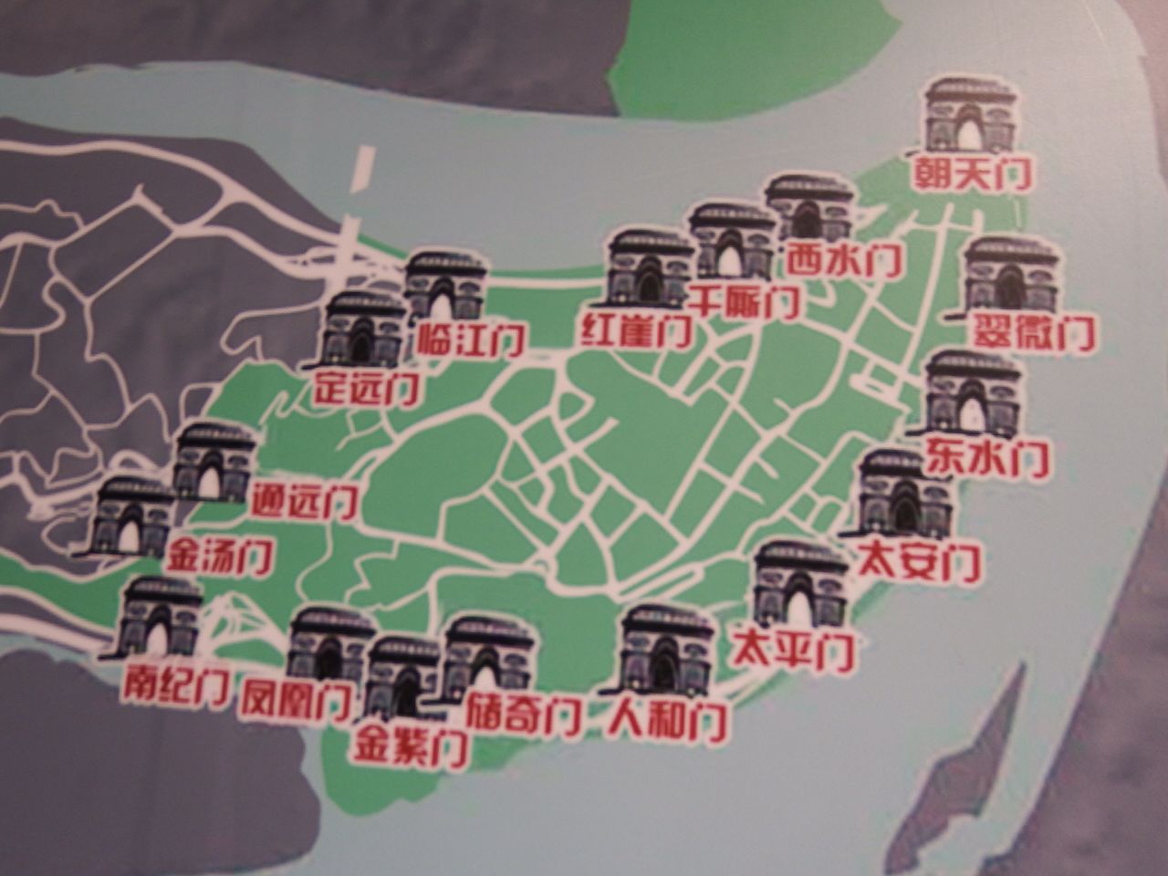 东水门建于明朝,它是原有十七座城门仅存的老重庆两道古城门之一.