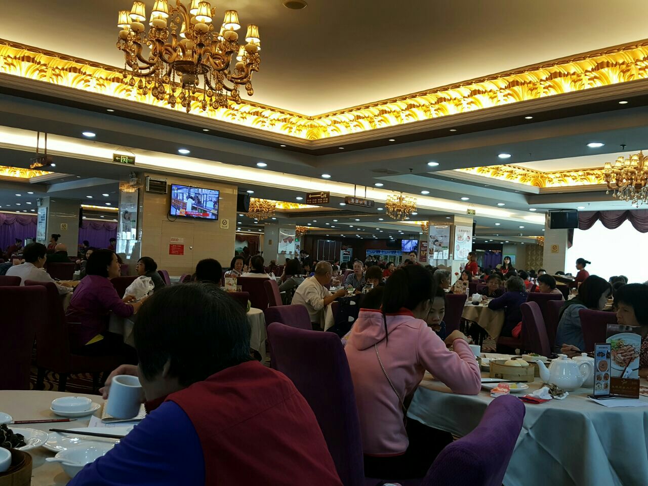 2020益健美食大广场美食餐厅,.正好有空位,点了榴莲酥,.