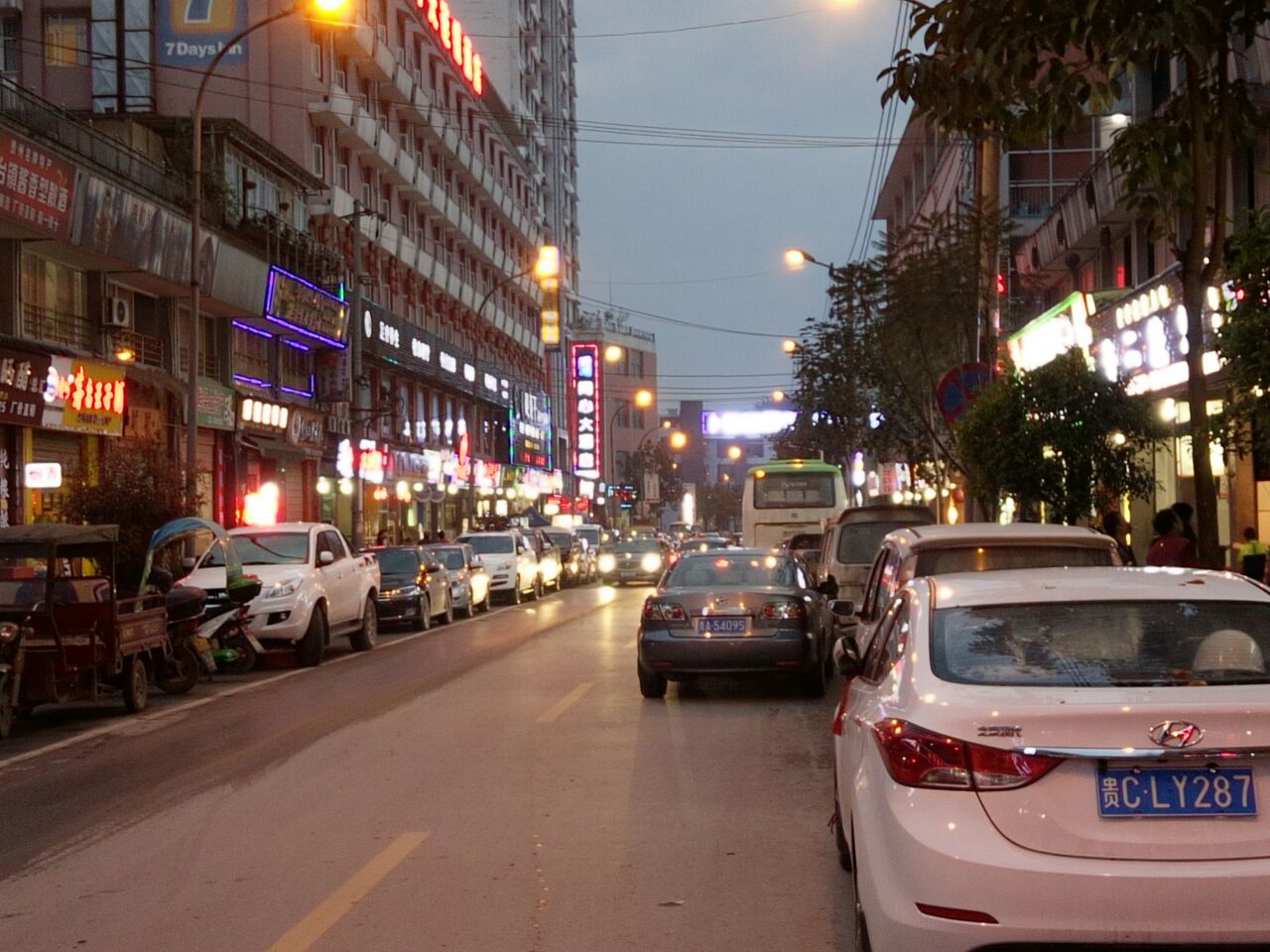 但是,可惜的很,这个美食广场搞的不行,人很少,里面不少铺位都是空的