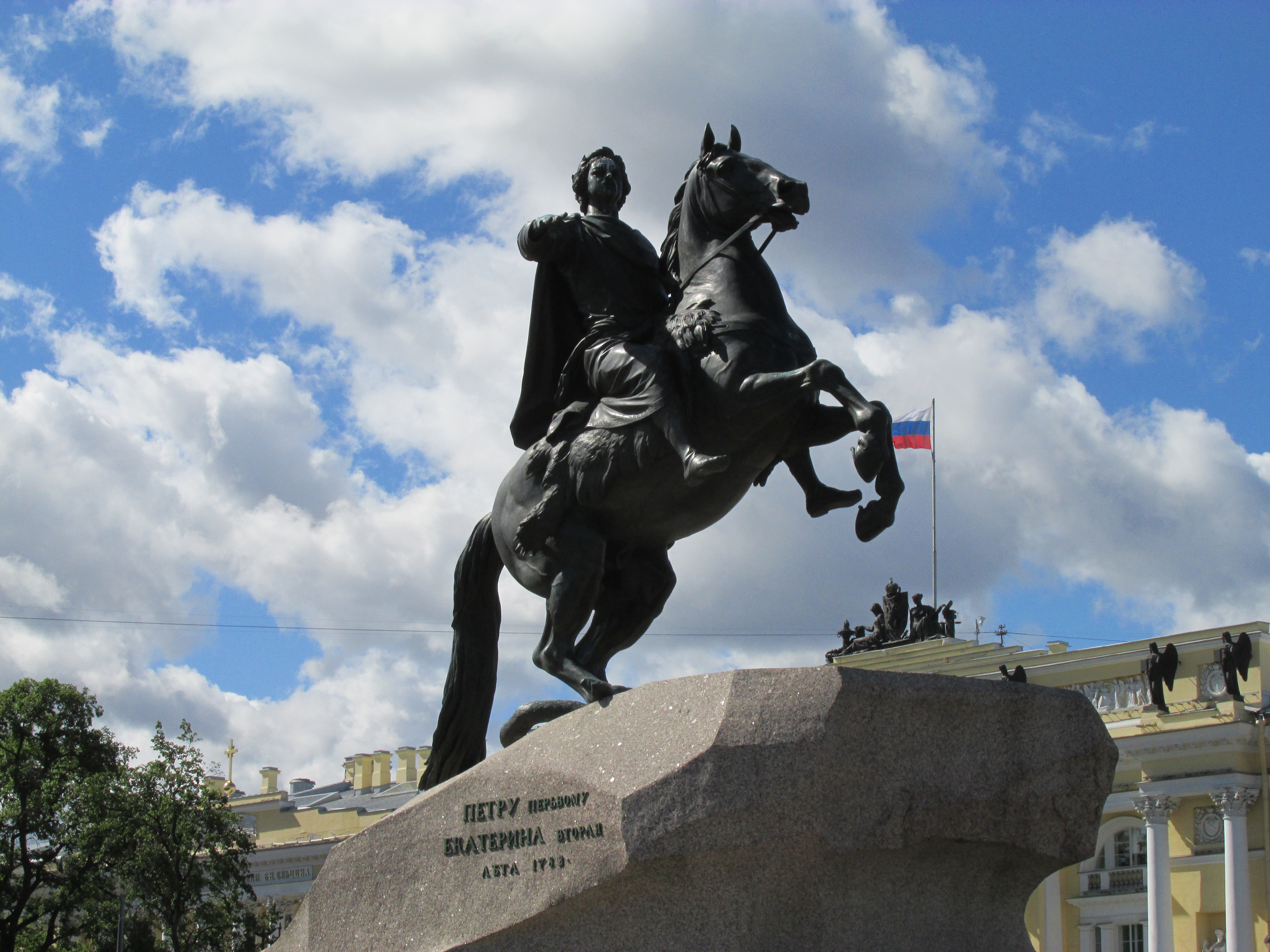 广场中央有一个圆形的大草坪,中央竖立著彼得大帝骑马雕像