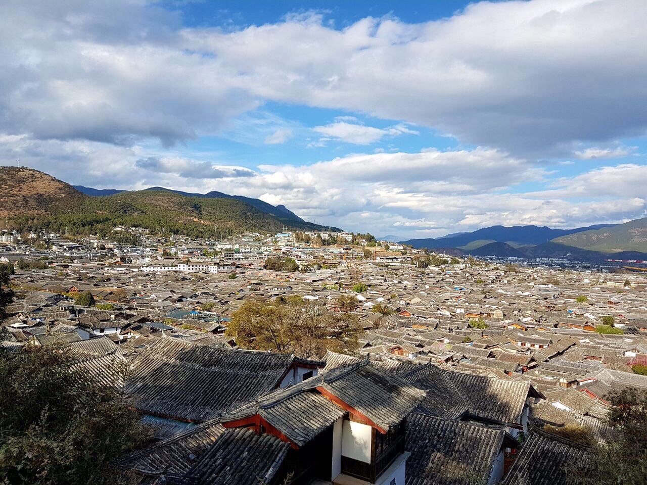 獅子山公園位於麗江城中心,著名的麗江古城就在獅子山的腳下,因此