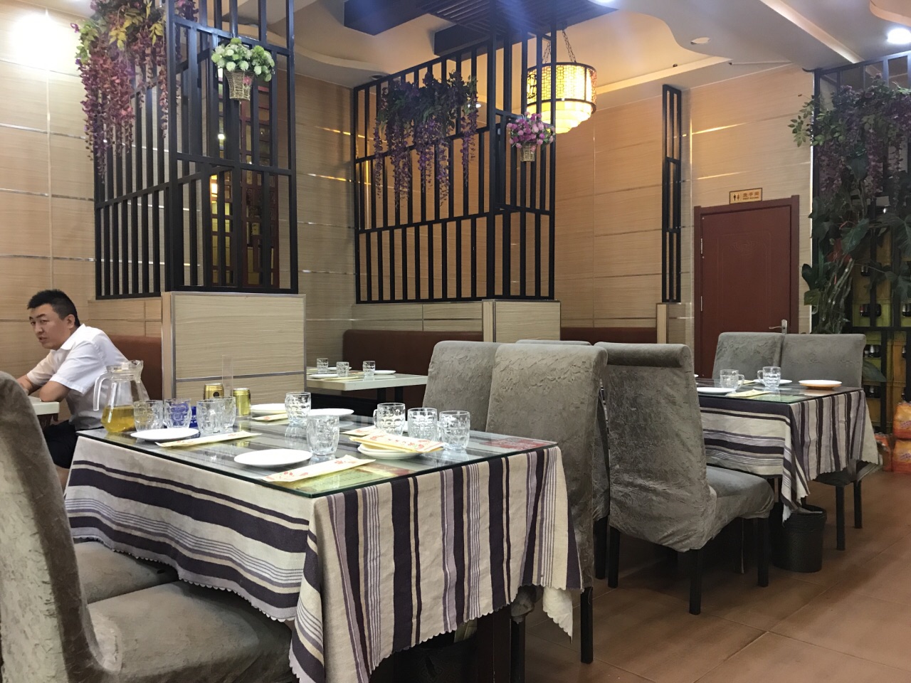 这家店还有酱肘子,猪儿朵等,简餐更便宜