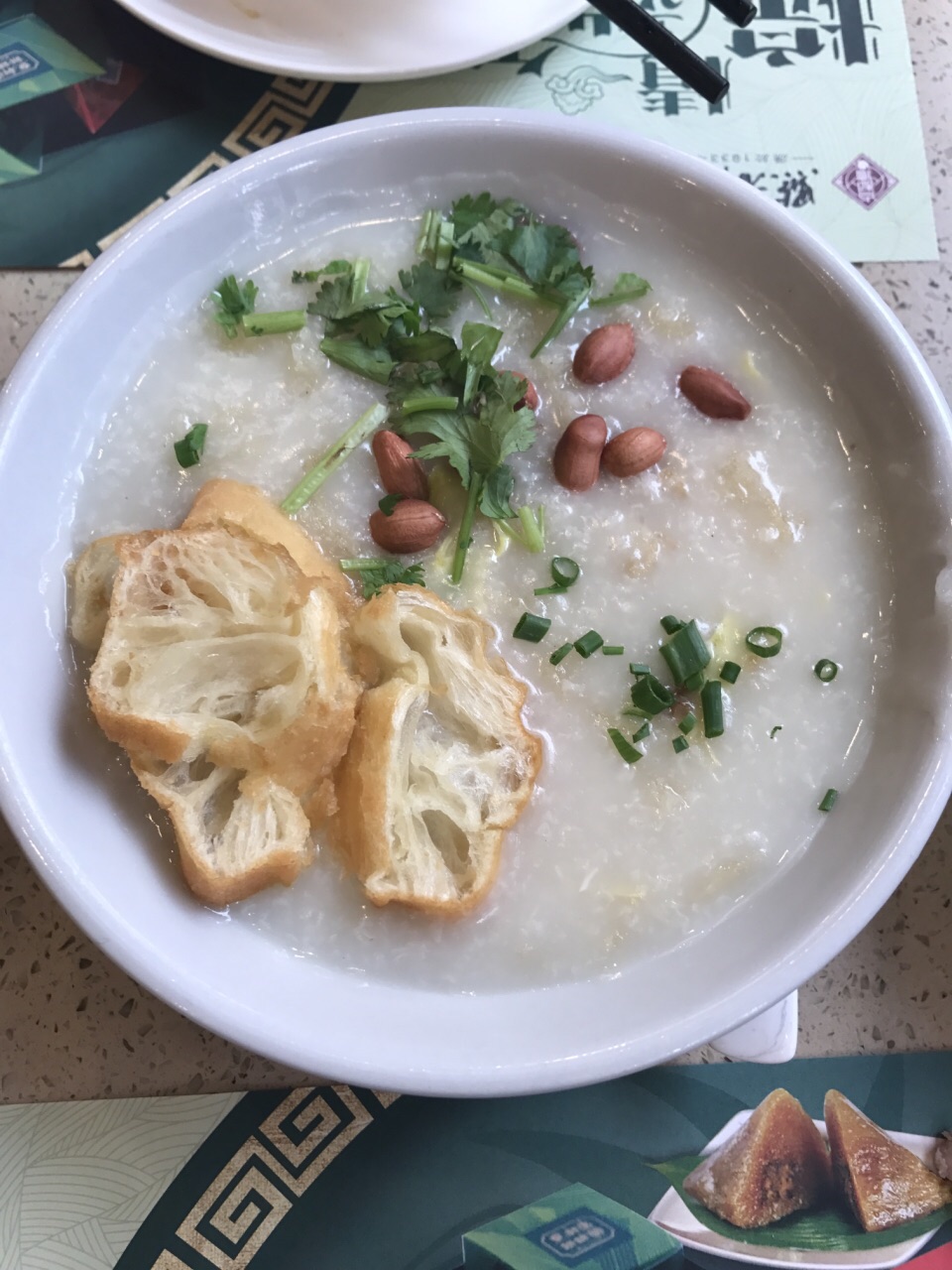 腸粉細膩光滑,味道清淡,艇仔粥裡面的配料很足,雞爪很q彈,小籠包多汁