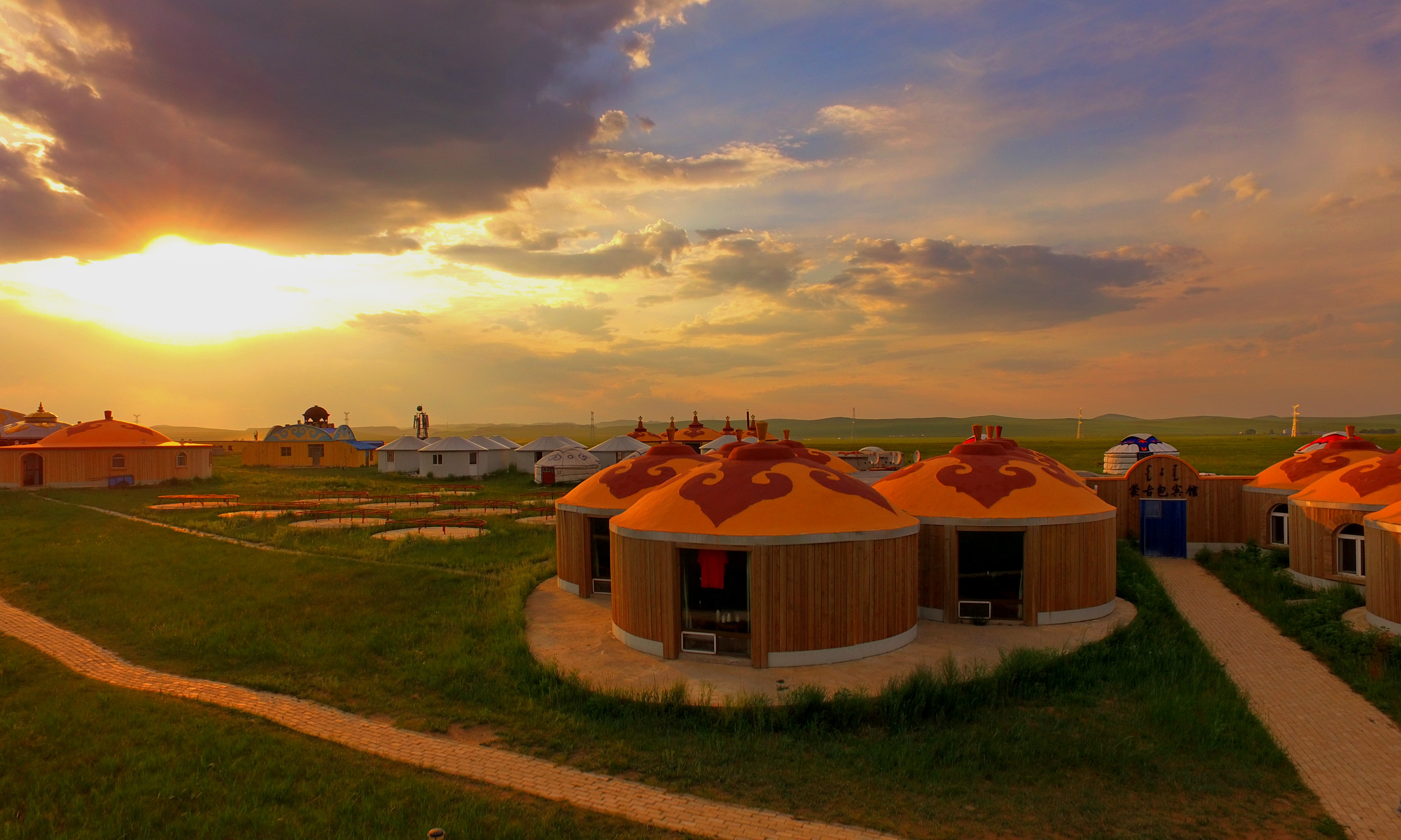 【携程攻略】西乌旗蒙古汗城旅游景区景点,带有蒙古特色的古城，有个城墙，有几顶蒙古包，还是值得来的，但是毕…
