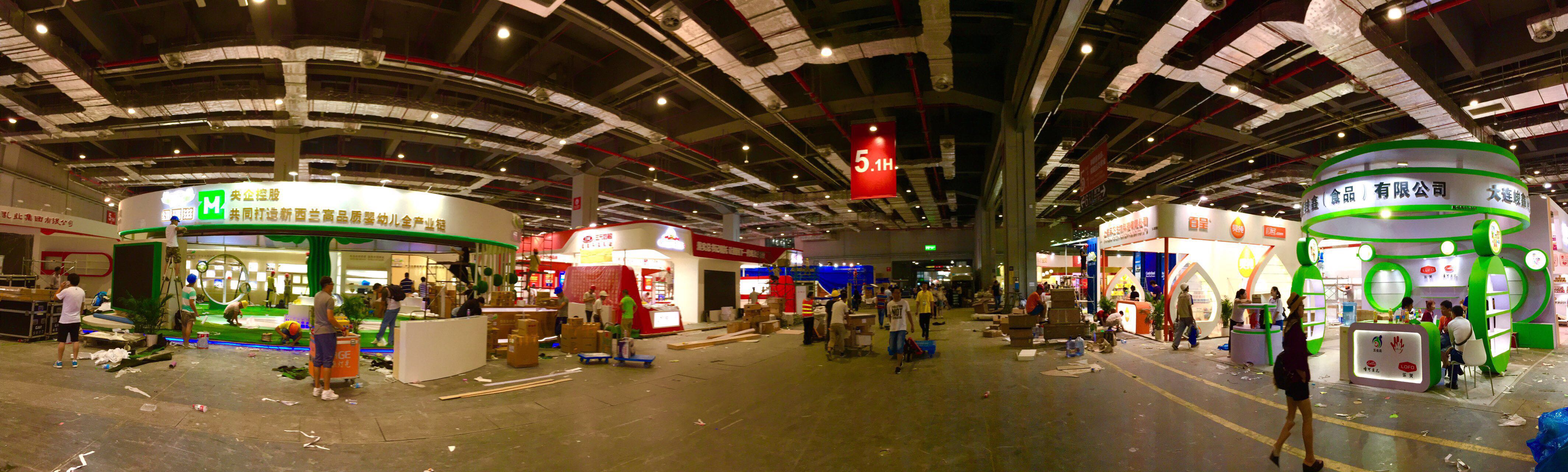 国家会展中心(上海)总建筑面积147万平方米,拥有40万平方米的室内展厅