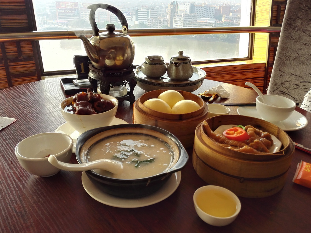 早晨7点半先到酒店17楼旋转餐厅早茶.这个很值得推荐.