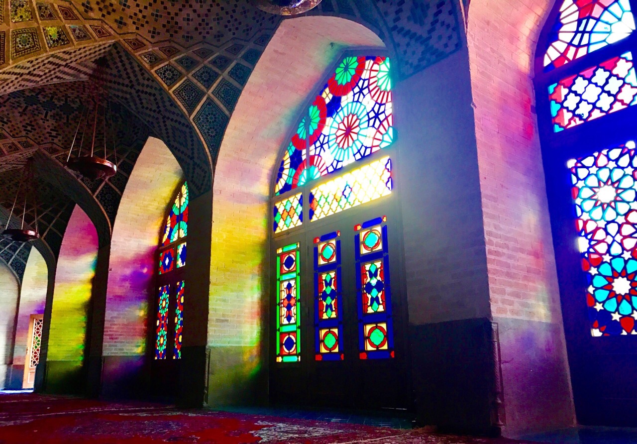 【携程攻略】设拉子粉红清真寺景点,设拉子的莫克清真寺，实在是令人难忘，冬宫的彩色玻璃在阳光的照射下…